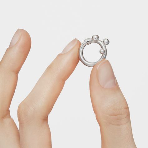 Anilla pequeña de plata y detalles Hold-9