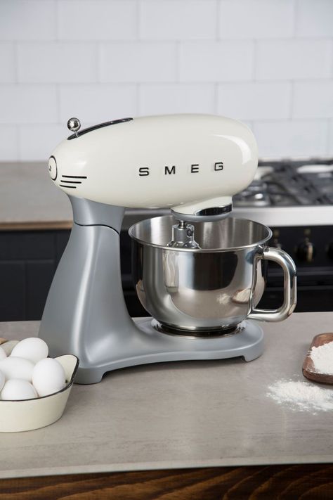 Batidora Smeg Stand Mixer Crema modelo SMF02CREU-9