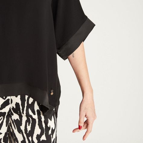 Blusa Negro Manga Codo Cuello V-2
