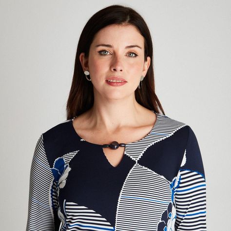 Polera Azul Manga Larga Estampado Cuello V-2