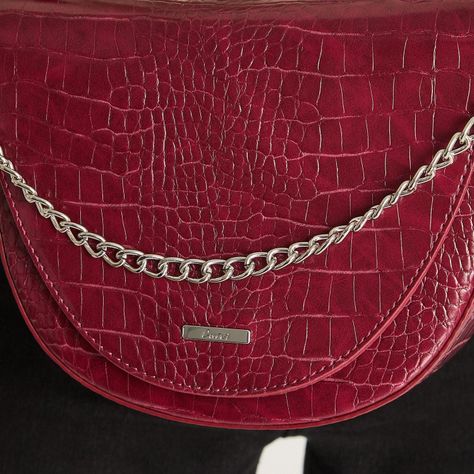Cartera Rigida Texrurizada Con Strap Burdeo-2