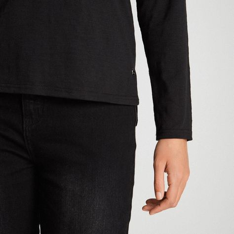 Polera Manga Larga Con Aplicación de Macramé Negra-4