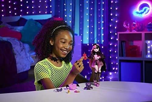 Muñeca moderna Draculaura de Monster High con accesorios y murciélago para mascotas-1