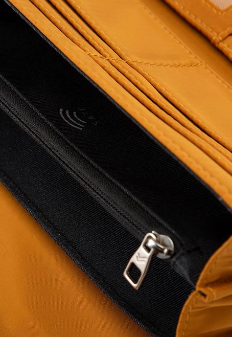 Billetera Charlotte Mustard Bubba Essentials-4