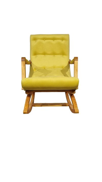 SILLA MECEDORA CON APOYA BRAZOS EN FELPA OCRE-2