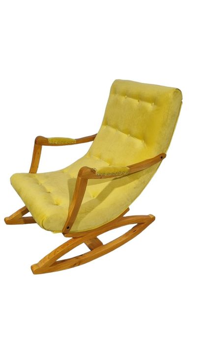 SILLA MECEDORA CON APOYA BRAZOS EN FELPA OCRE-3