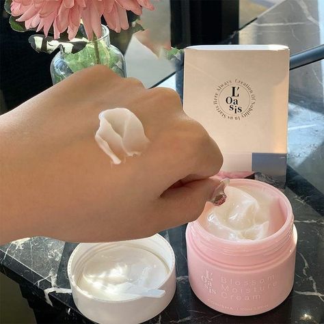 Crema coreana humectante para la noche con aceite de rosas y macadamia - CONISHA Oasis-Blossom-2