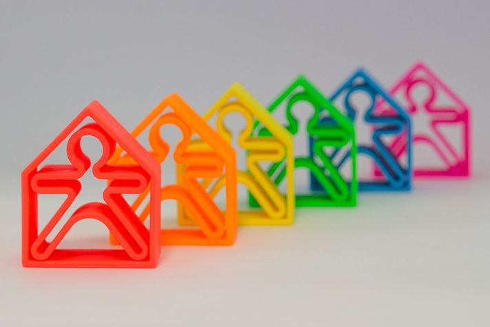 SET DE 6 PERSONAS Y 6 CASAS DE COLORES-11