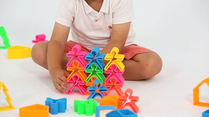 SET DE 6 PERSONAS Y 6 CASAS DE COLORES-9