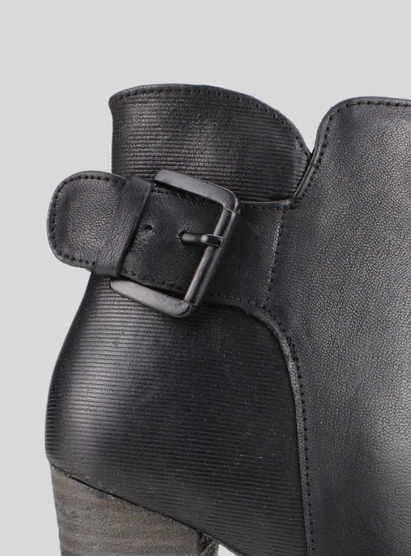 Botín Carmela Broche Cuero Negro-3