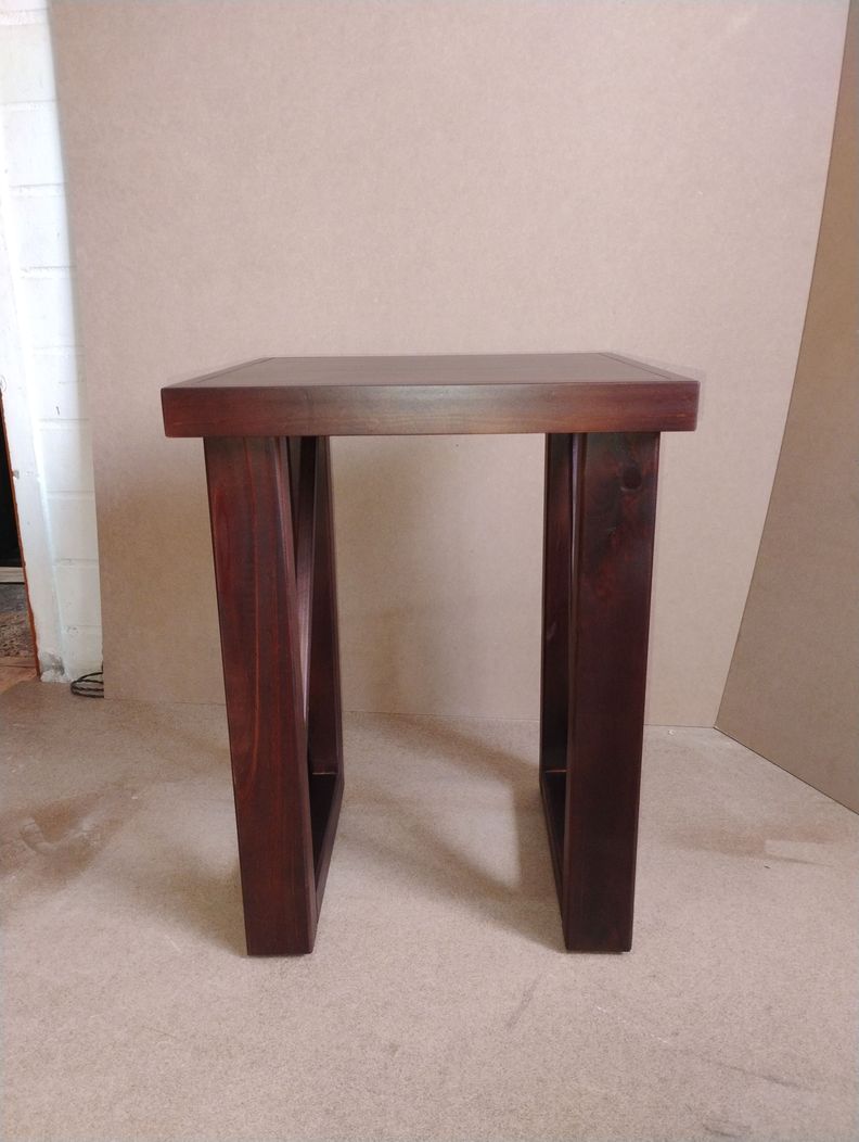 Mesa lateral, modelo Martina, color chocolate.-1