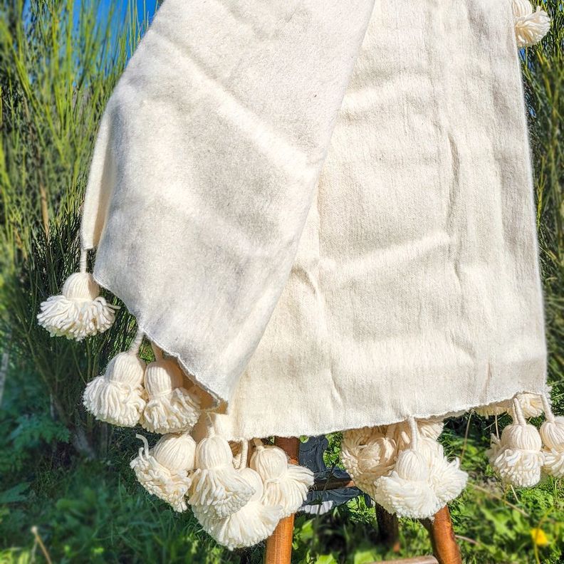 Manta Blanca de Lana con Pompones – King / Super King-2