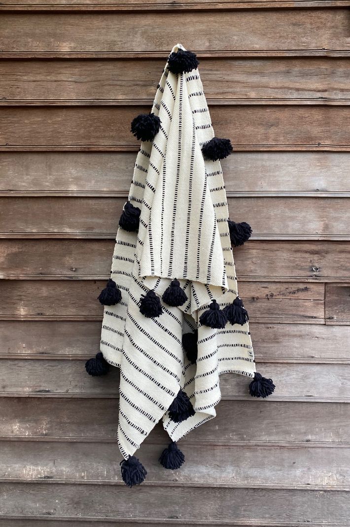 Piecera pompon Tejido a Telar | Lana Natural | 80 x 220 cm-0
