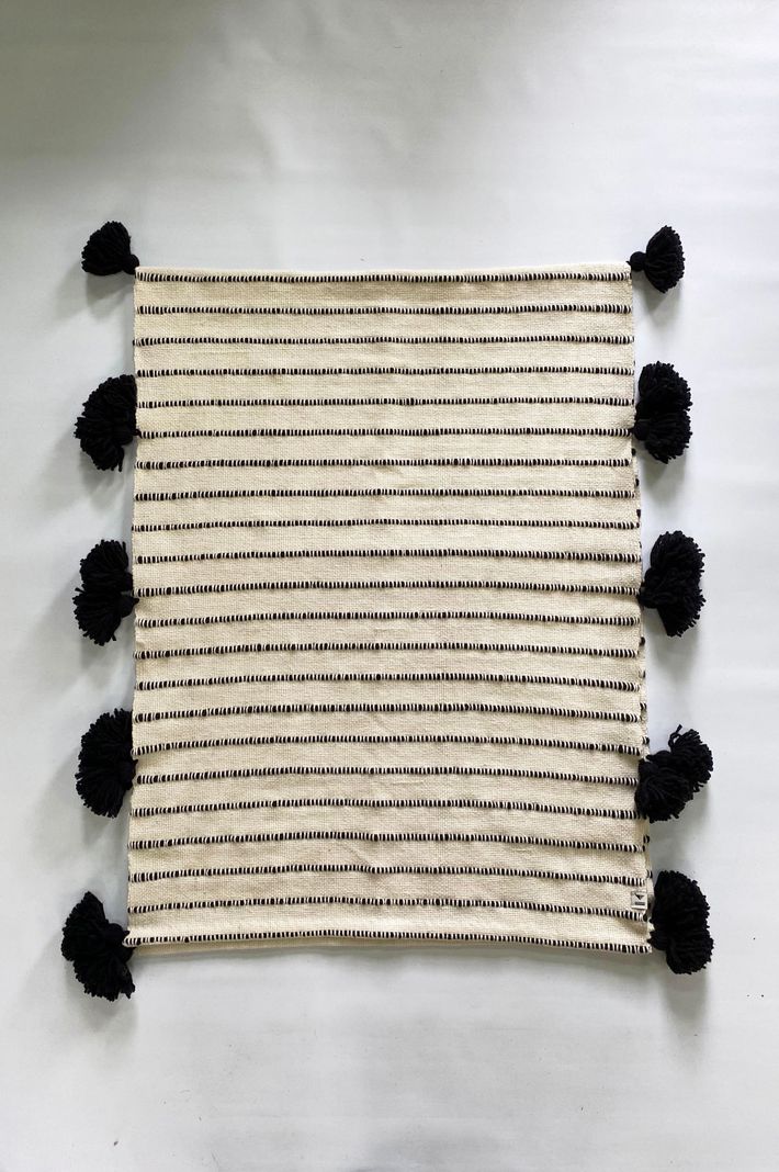 Piecera pompon Tejido a Telar | Lana Natural | 80 x 220 cm-2