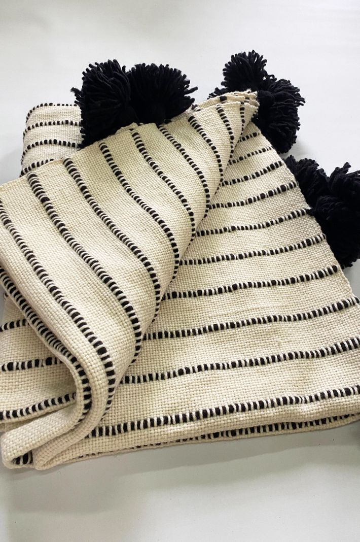 Piecera pompon Tejido a Telar | Lana Natural | 80 x 220 cm-5