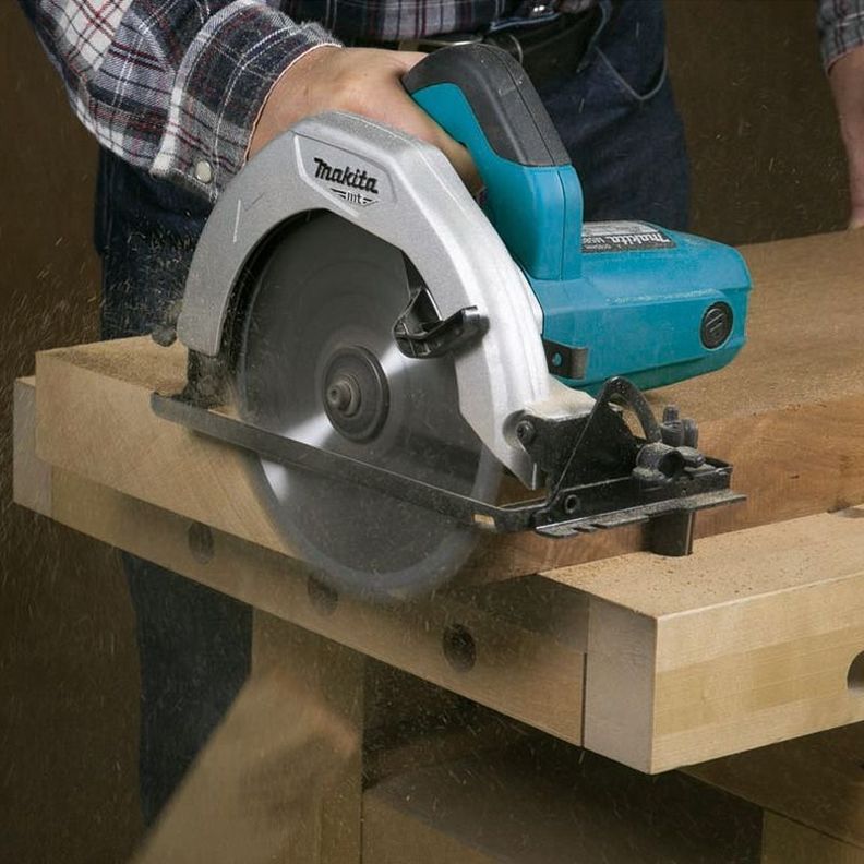Sierra Circular 185mm (7-1/4) Makita 1050W M5801B-1