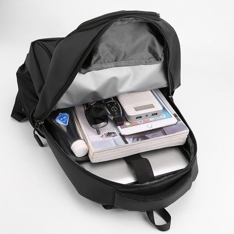 Mochila Multifuncional 36 Litros: Impermeable, Compartimento para Laptop y Puerto USB-4