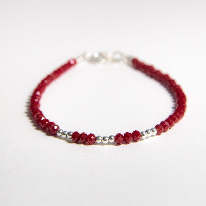 Pulsera cristales rojos con bloques de bolitas de plata-0
