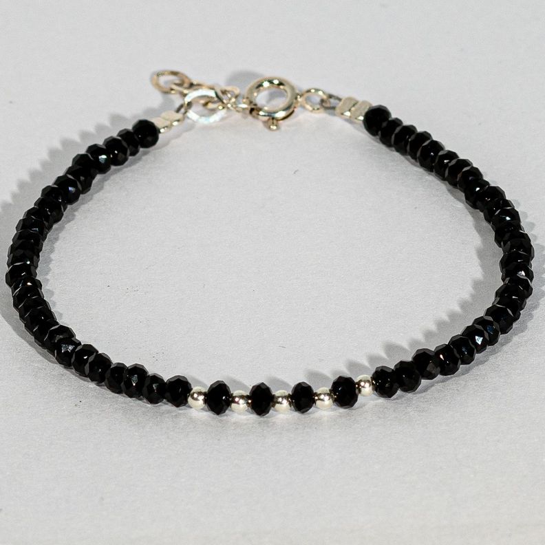Pulsera cristales negro con bolitas de plata separadas-0