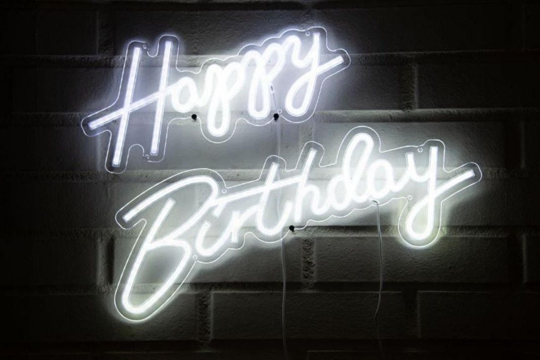 LETRERO ESTILO NEON HAPPY BIRTHDAY (BLANCO/USB/41X19cm y 56.8X19.6cm)-1