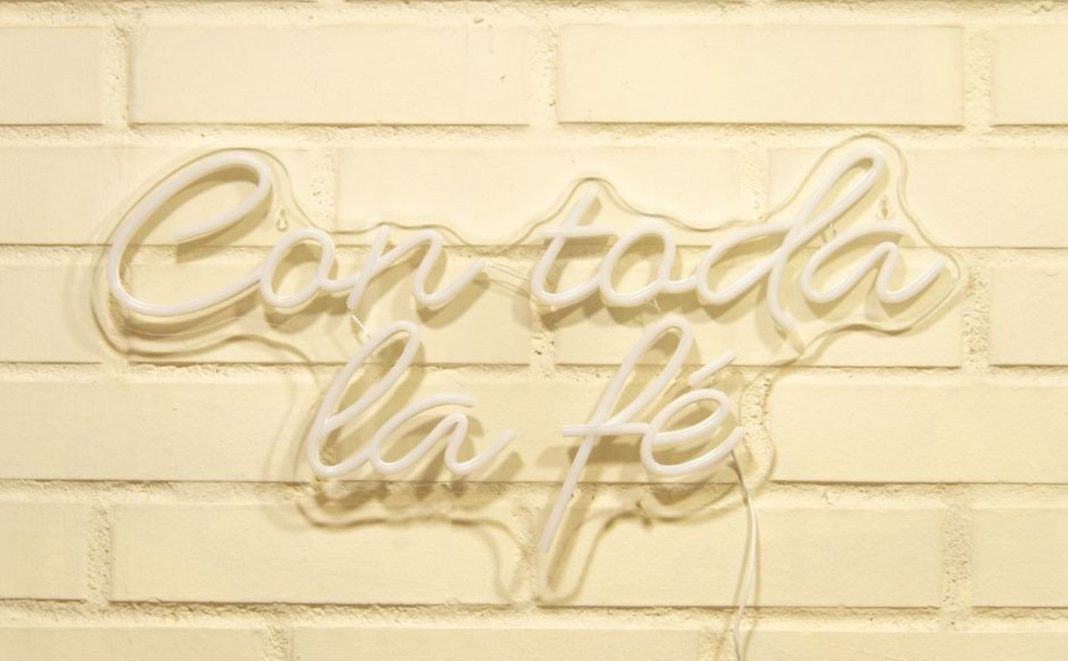 LETRERO ESTILO NEON CON TODA LA FE (USB/61X30,5CM)-1