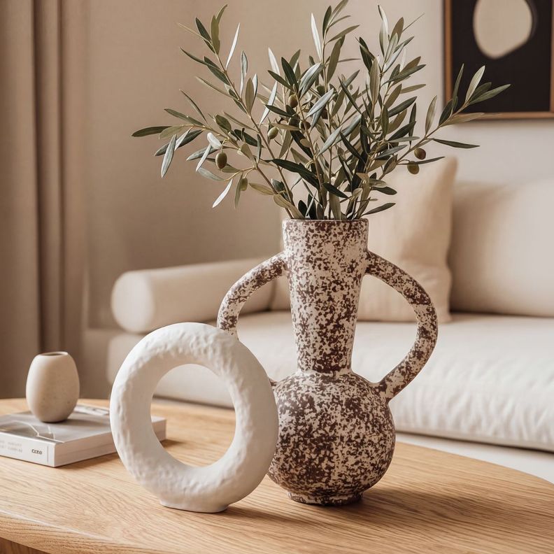 Set decorativo de jarron y figura de ceramica Kora Origenes Blanco