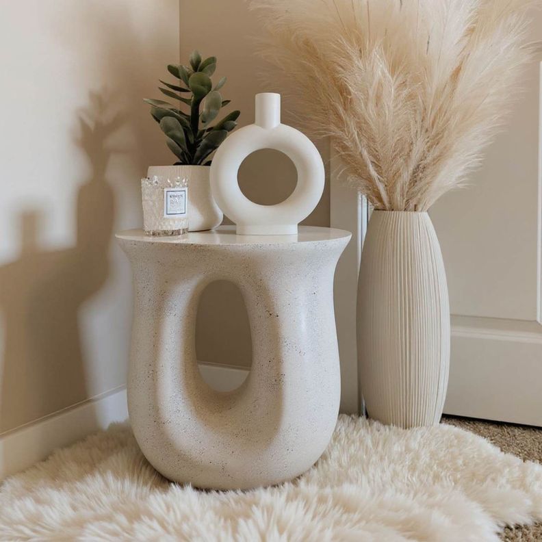 Mesa lateral de centro escultorica en U estilo nordico blanco crema