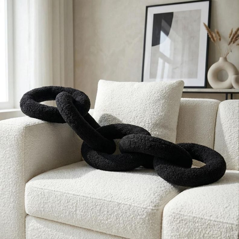 Cojin decorativo de tela con diseno de cadena negro