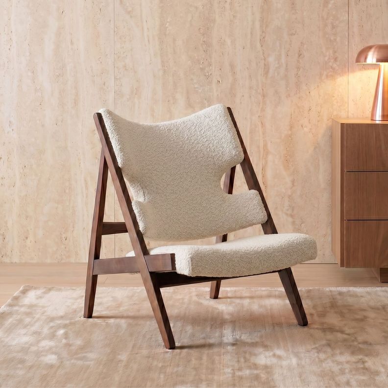 Sitial de madera tapizado en sherpa beige