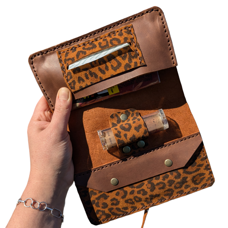 Tabaquera de cuero Amau color Leopardo Chocolate-0