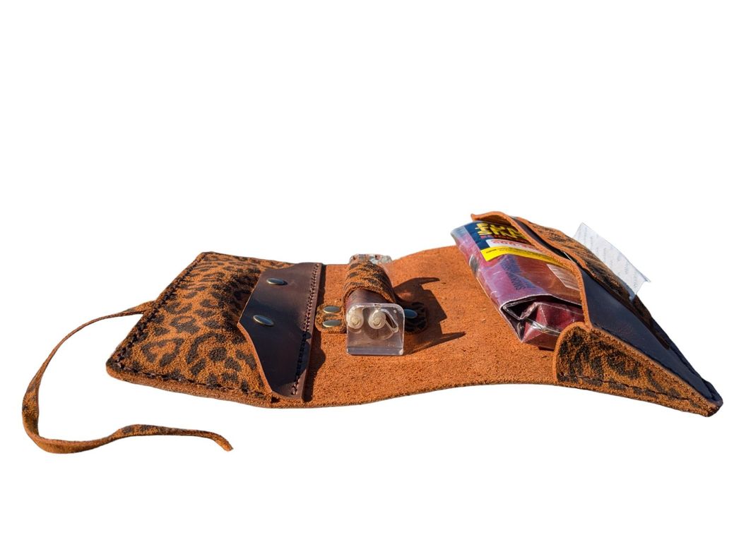 Tabaquera de cuero Amau color Leopardo Chocolate-2