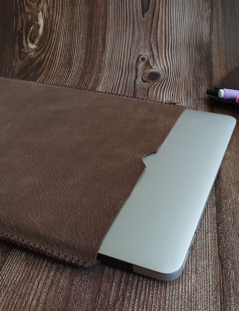 Funda de cuero para notebook 13" color Chocolate-2