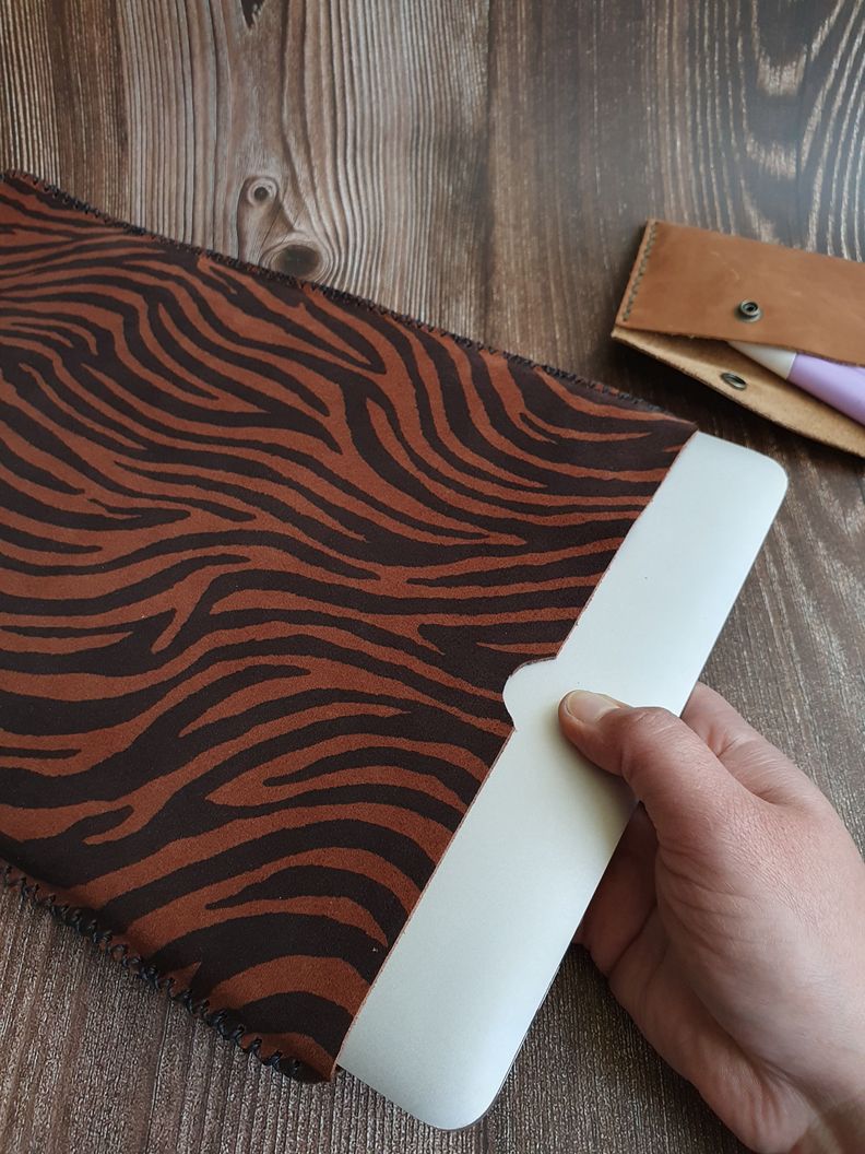 Funda de cuero para notebook 13" color Cebra-1