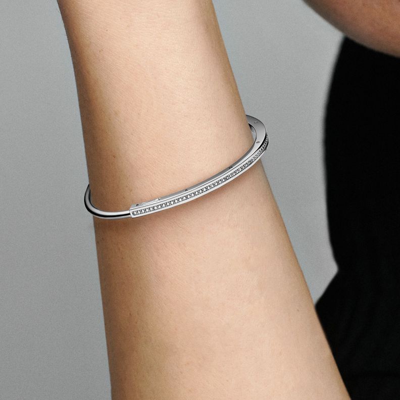 Brazalete Rígido I-D Pandora Signature Plata-1