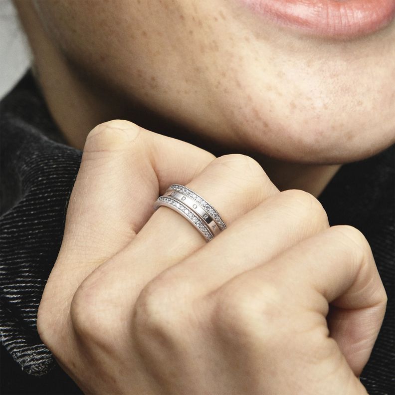 Anillo con Corazones y Logotipo de Pandora Signature-1