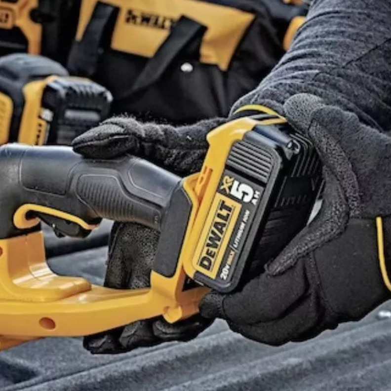 Cortasetos Inalámbrico 20V MAX* 5.0 Ah 22" DEWALT DCHT820P1-5