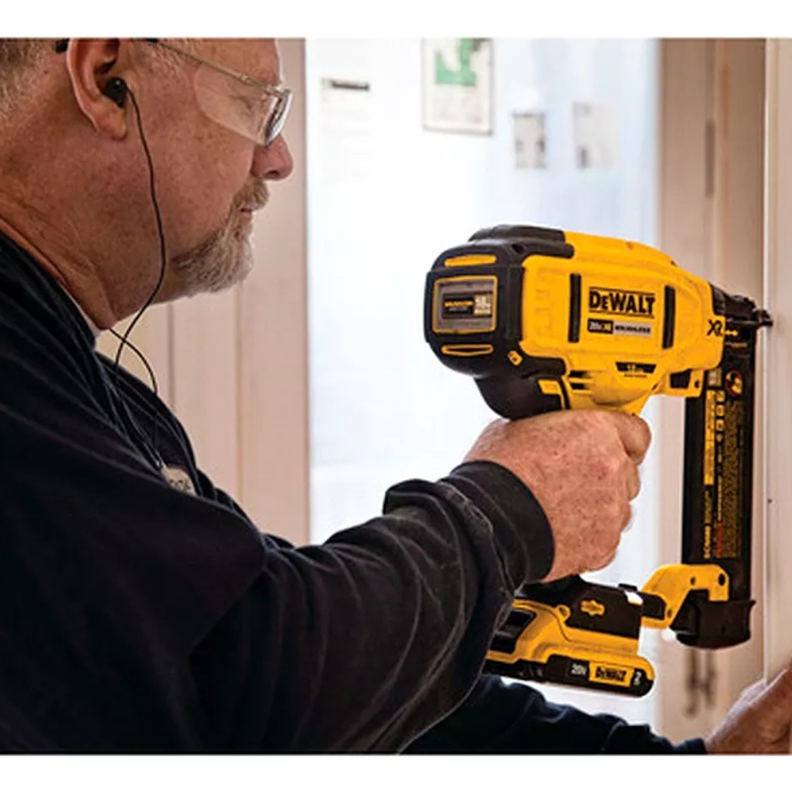 Clavadora De Acabado Angular 20v Sin Batería Dewalt Dcn660b-5