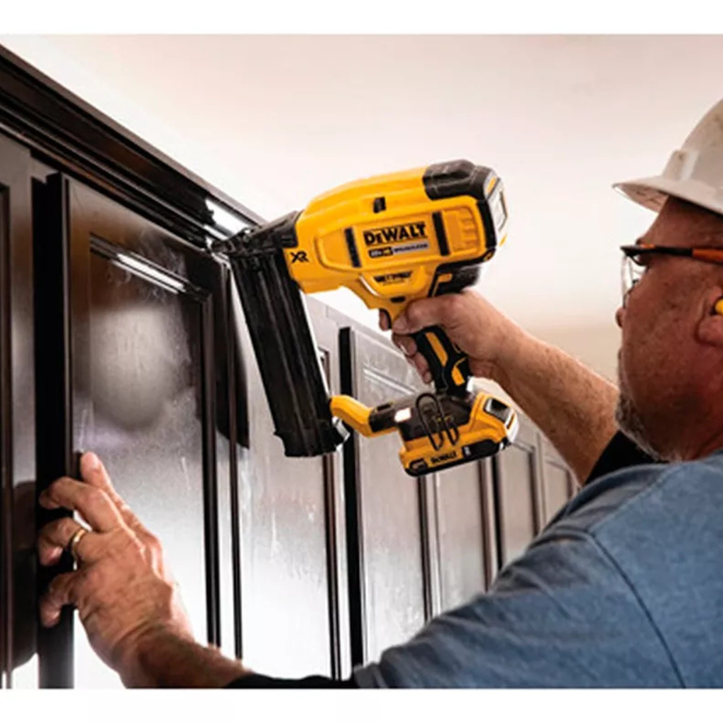 Clavadora De Acabado Angular 20v Sin Batería Dewalt Dcn660b-6