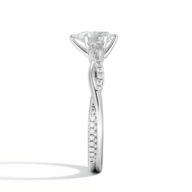 ANILLO DE COMPROMISO TRENZADO CORTE PERA BOOMZAIR CON MOISSANITA 0.5 CT EN PLATA RODINADA-1