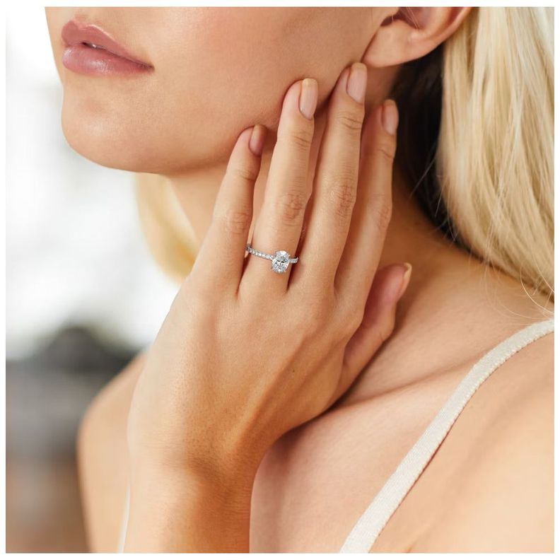 ANILLO DE COMPROMISO EN PLATA RODINADA PARA MUJER BOOMZAIR CON MOISSANITA OVAL DE 1.0 CT. ENGASTE PAVÉ-3