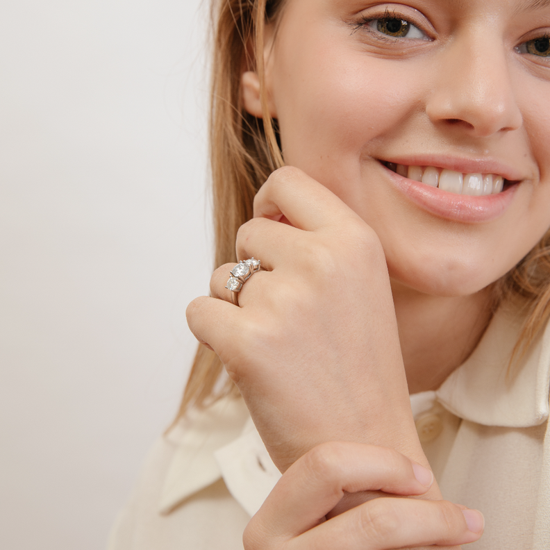 ANILLO DE TRES BRILLANTES MOISSANITA CERTIFICADA.-4