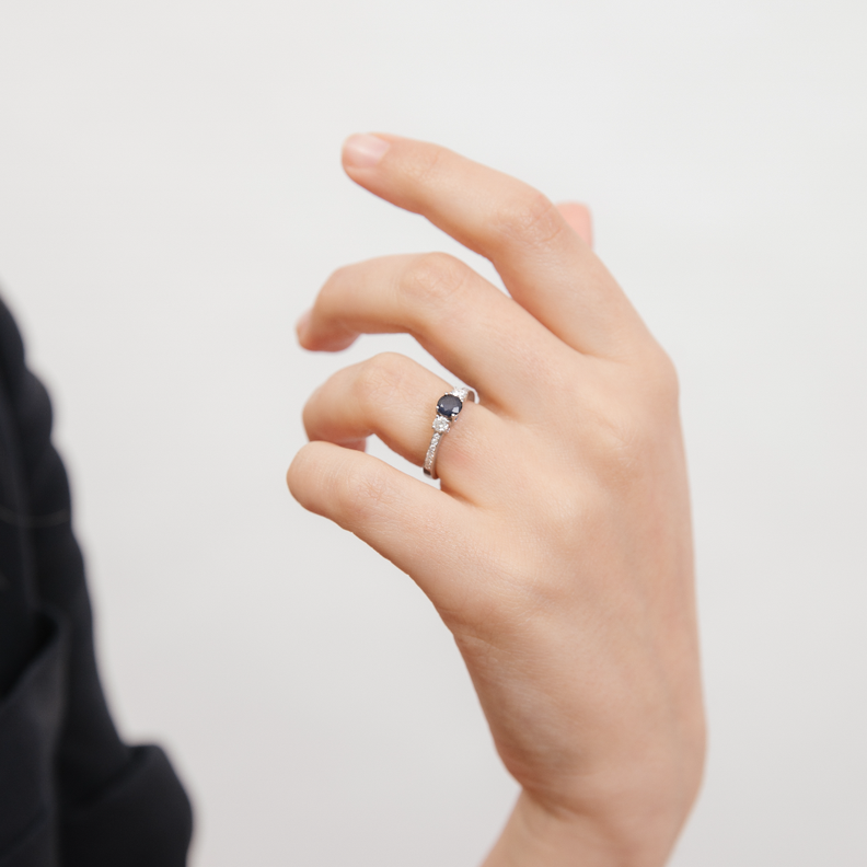 Anillo de compromiso en tricillo de moissanitas y zafiro Natural-4