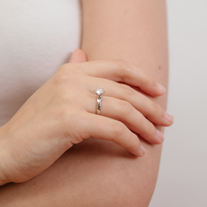ANILLO DE COMPROMISO SOLITARIO BOOMZAIR CON MOISSANITA REDONDA 1.0 CT PLATA LEY RODINADA-2