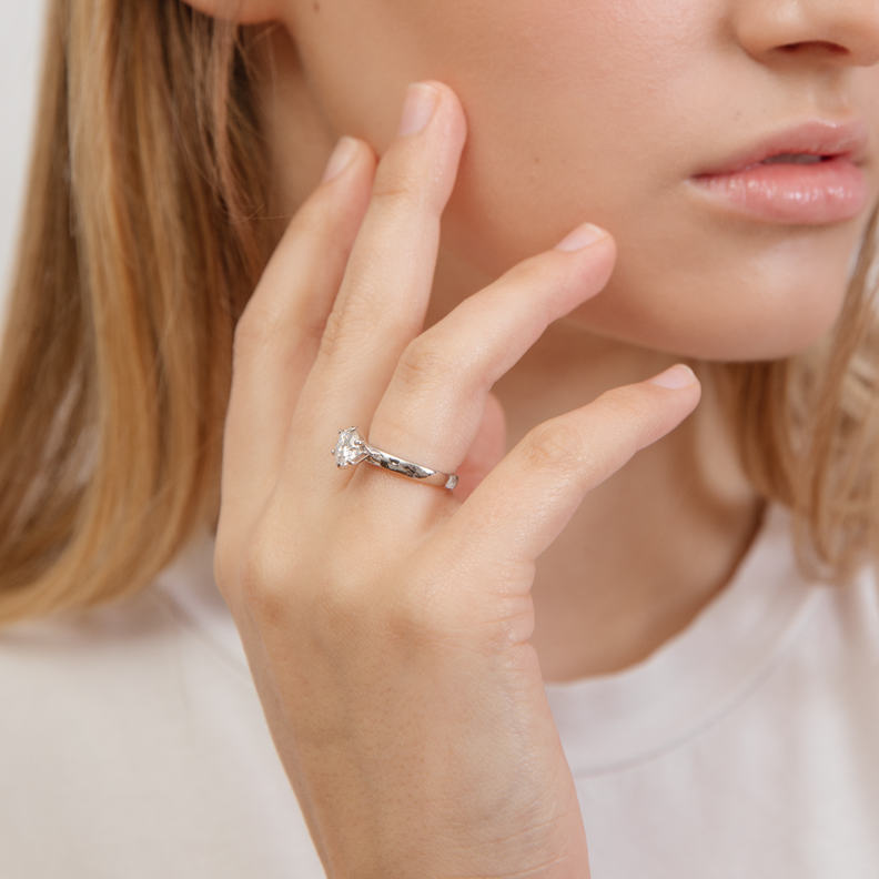 ANILLO DE COMPROMISO SOLITARIO BOOMZAIR CON MOISSANITA REDONDA 1.0 CT PLATA LEY RODINADA-3