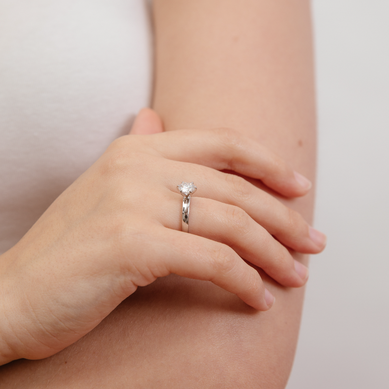 ANILLO DE COMPROMISO SOLITARIO BOOMZAIR CON MOISSANITA REDONDA 1.0 CT PLATA LEY RODINADA-5