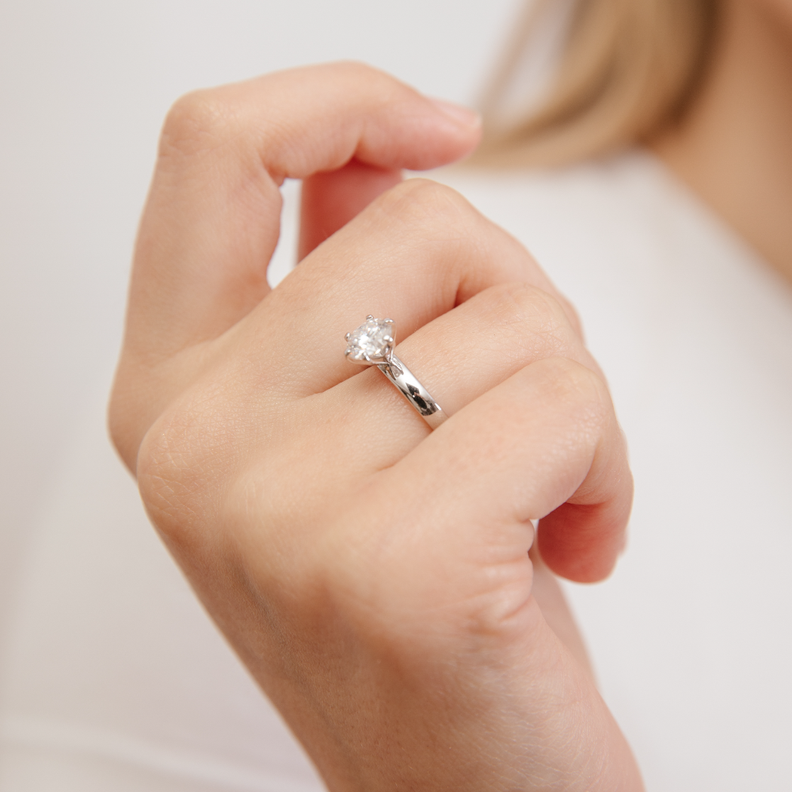ANILLO DE COMPROMISO SOLITARIO BOOMZAIR CON MOISSANITA REDONDA 1.0 CT PLATA LEY RODINADA-6