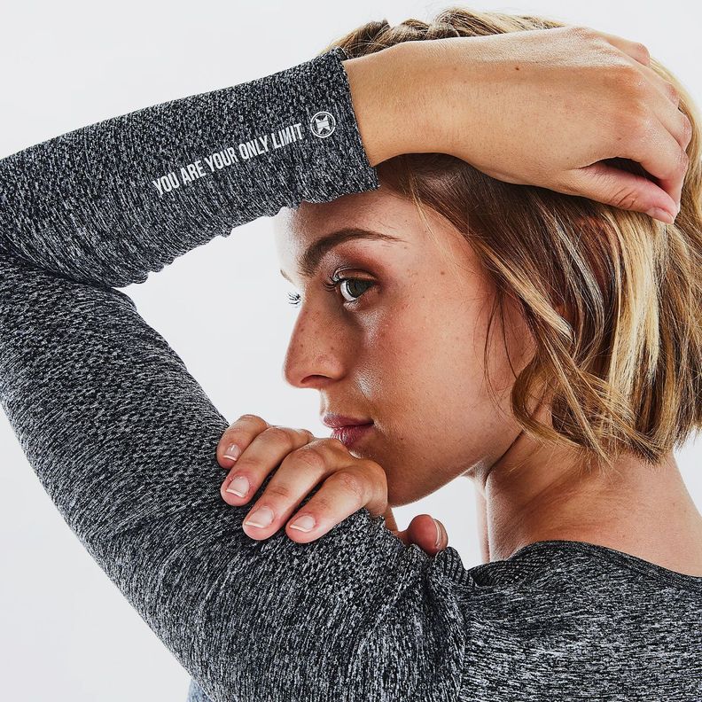 Crop Top Manga Larga Deportivo Coachella Gris Oscuro No Publik-4