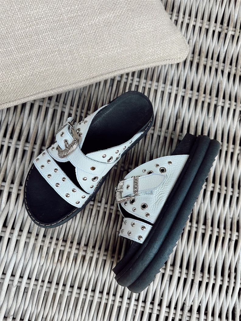 Sandalia Cuero Blanco Roxy Tachas-1