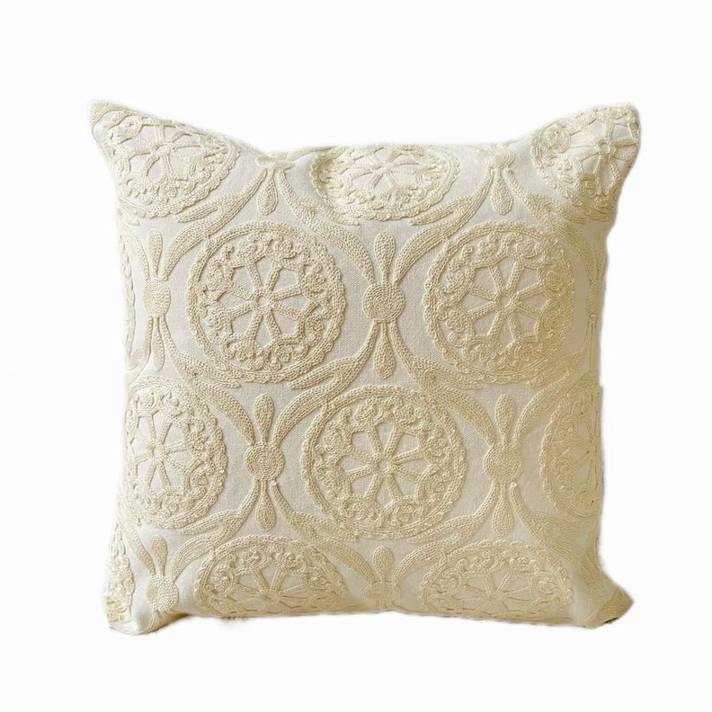 Cojín beige con diseño bordado-1