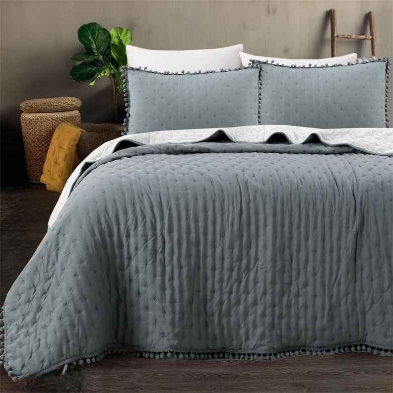 Cubrecama de algodon con pompones KING - Gris